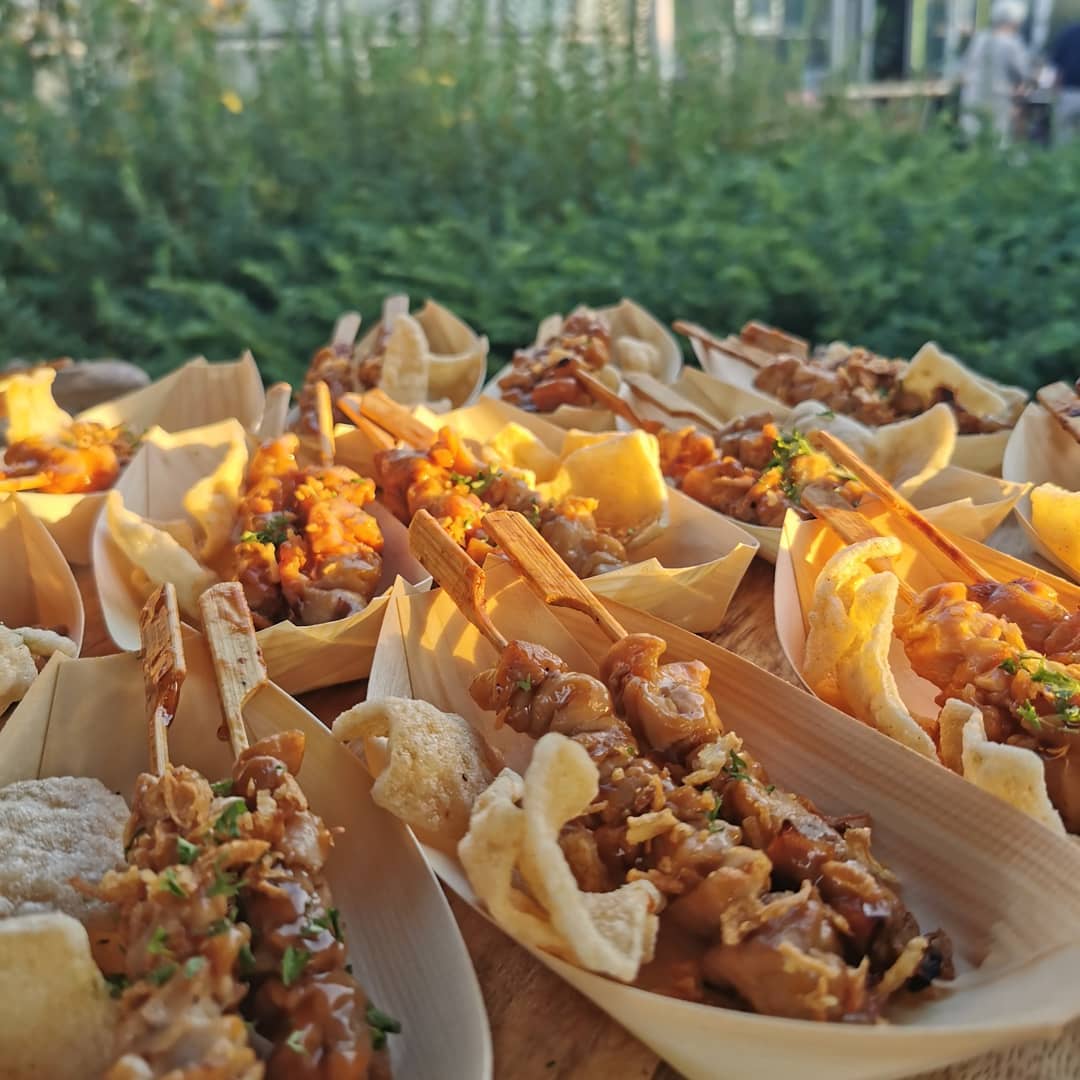 Walking dinner kip saté