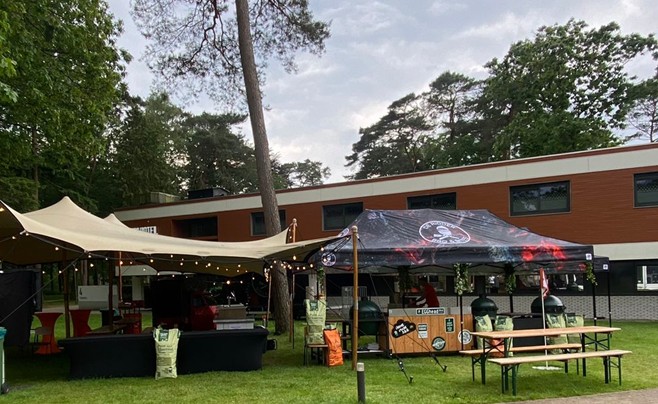Bedrijfsbarbecue organiseren: zo pak je het professioneel én met plezier aan 2 Catering bbq huren met bbq master