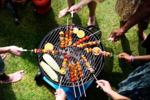 Kamado direct grillen op een keramische BBQ met sappige steaks en grillstrepen