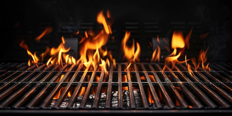 Een BBQ met vlees dat langzaam wordt gerookt voor extra smaak, vlees roken BBQ in actie