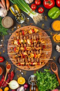 Weber indirect grillen op een BBQ met langzaam gegaard vlees en groenten