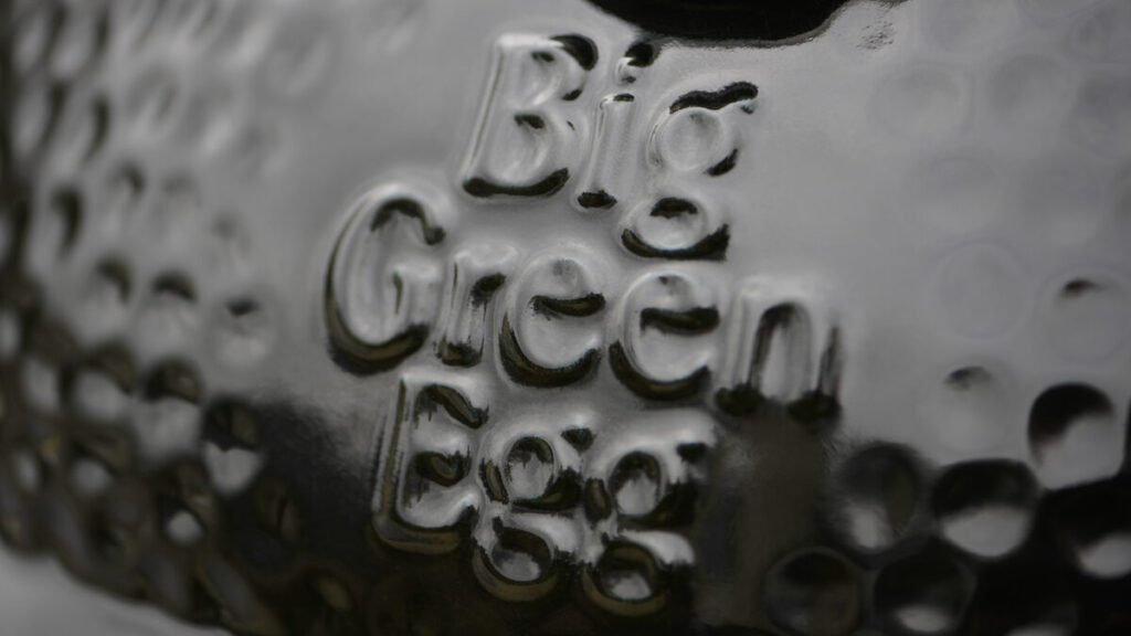 De nieuwe kleur van de Big Green Eggs nieuwe The Onyx in close up